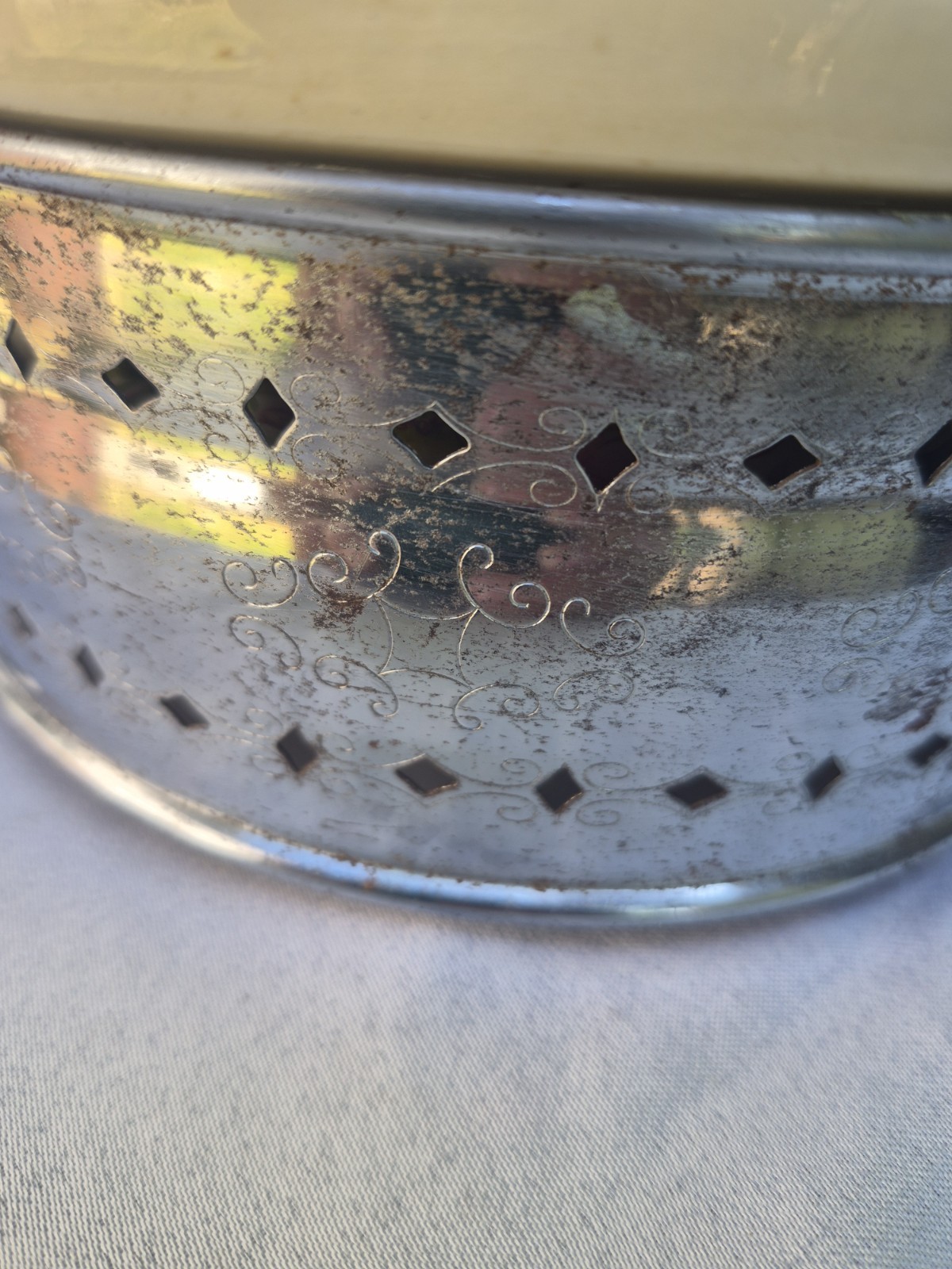 Round Floral Ceramic Casserole w/ Lid, Metal Holder Handles, Beige/Silver