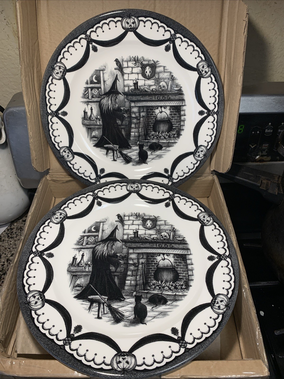 Royal Stafford Halloween The Witches Coven w/ Cat 11″ Set-4 Dinner Plates NEW