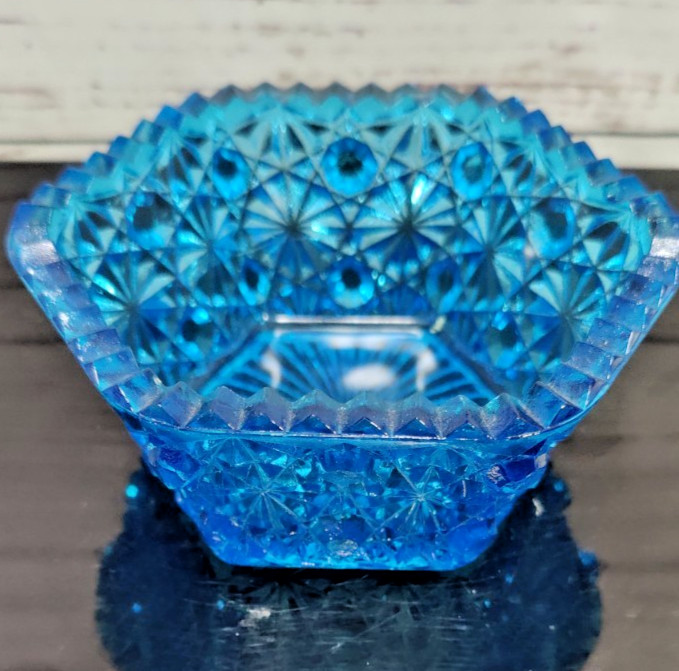 Vintage L.E. Smith Blue Art Glass Hexagon Daisy and Button Bow Sawtooth Rim