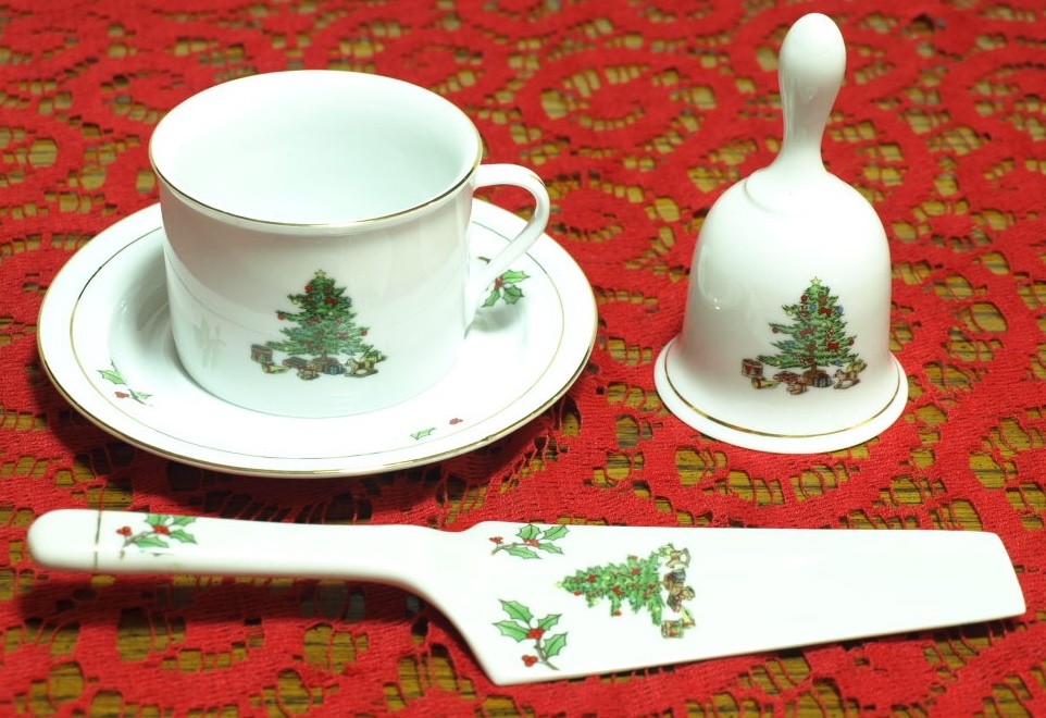 HOLIDAY HOSTESS BY TIENSHAN 26 PIECES 4 PLACE SETTINGS AND 10 EXTRA PIECES “NEW”