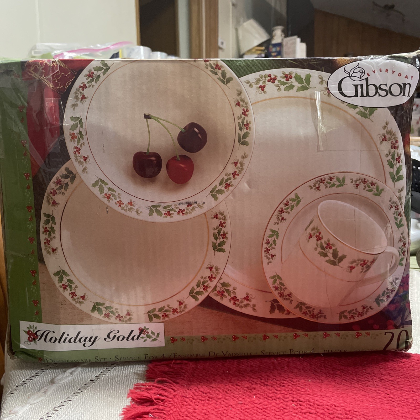 Gibson “Holiday Gold” Holly Berries Christmas 20 Pc Dinnerware Set – New In Box