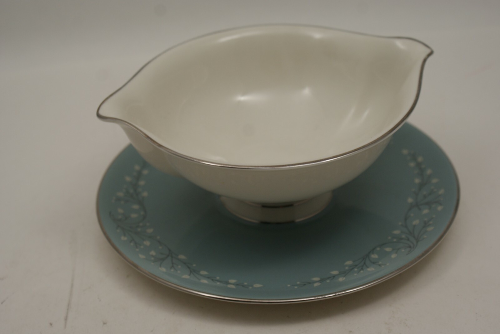 Syracuse Minuet Off White Leaves On Blue Platinum Trim Gravy Boat Plate Attached