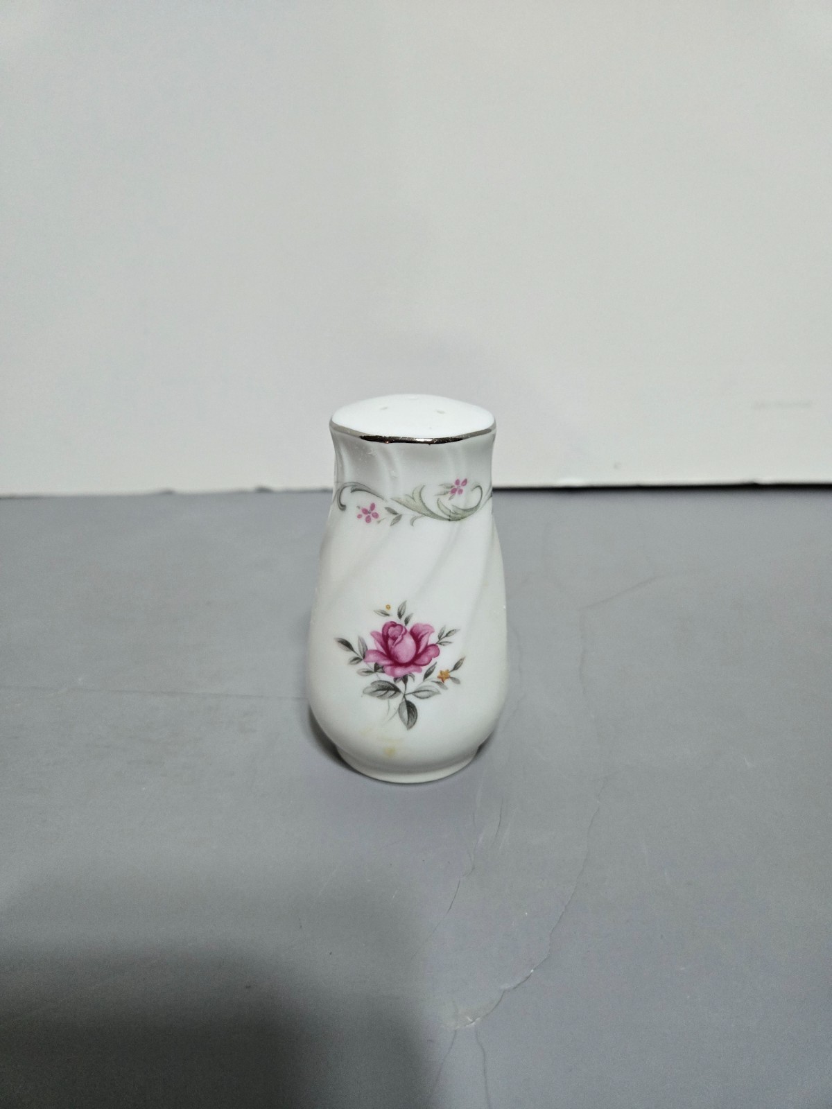 Fine China of Japan Royal Swirl Pattern Pepper Shaker 3-5/8″ in Height