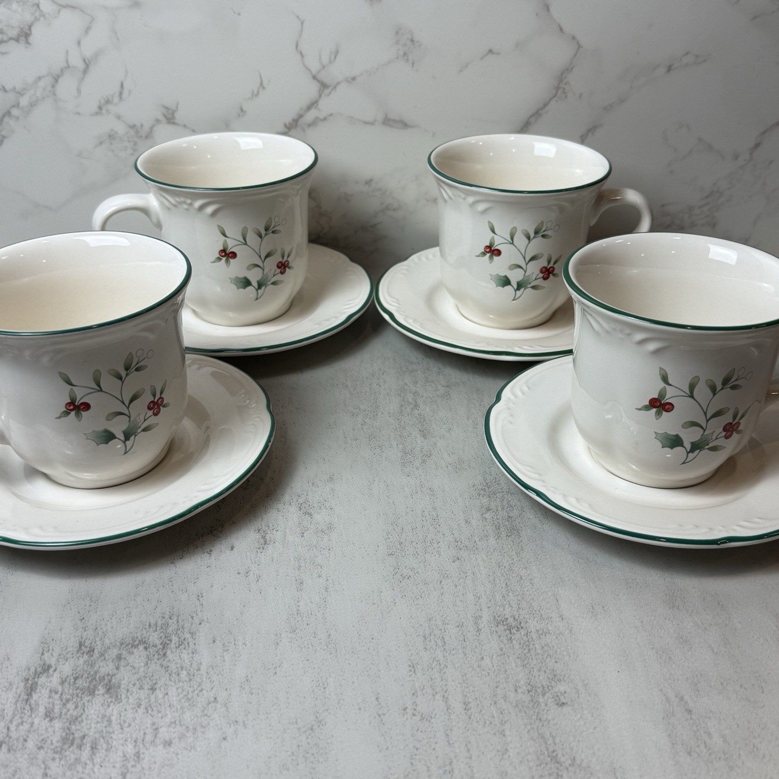 Pfaltzgraff Winterberry Christmas Holiday Mug Saucer Set Of 8 EUC Elegant Dining