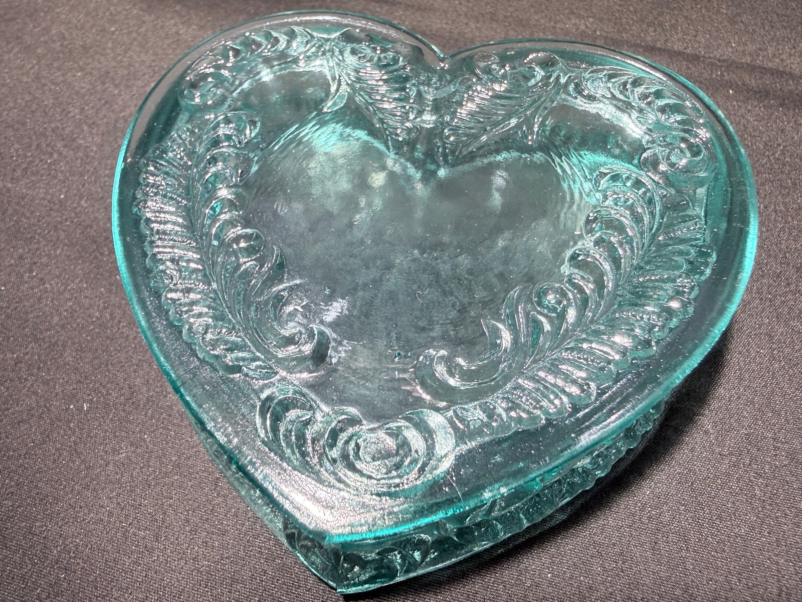 Green Vaseline Uranium art glass Heart Powder makeup box candy dish jewelry glow