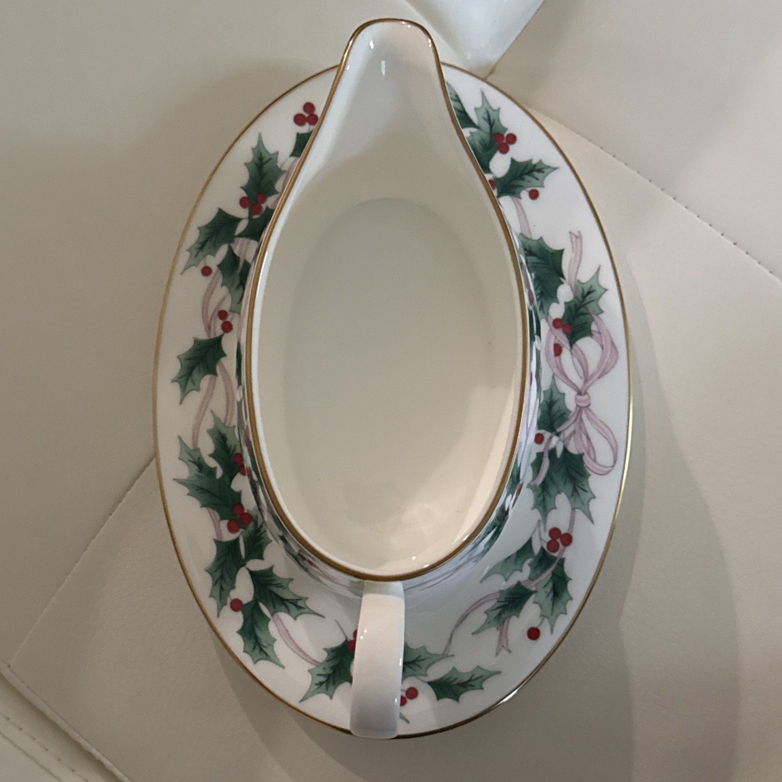 MIKASA BONE CHINA CHRISTMAS RIBBON HOLLY PAT GRAVY BOAT & UNDERPLATE FREE SHIP