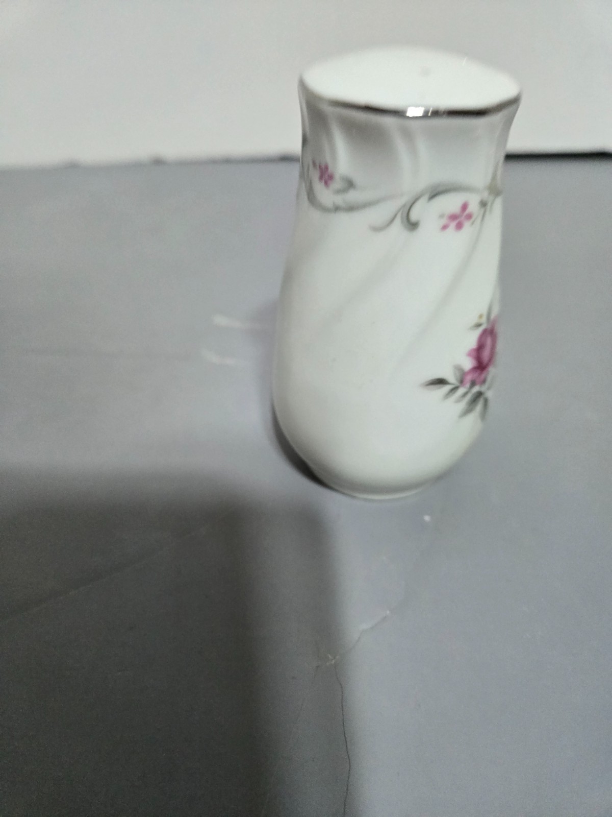 Fine China of Japan Royal Swirl Pattern Pepper Shaker 3-5/8″ in Height