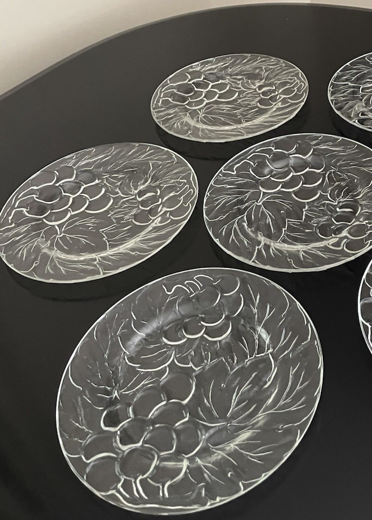 Vintage KIG Indonesia Grapes Leaves Clear Glass Dinner Plates 6 qty 10-3/8″ EVPC