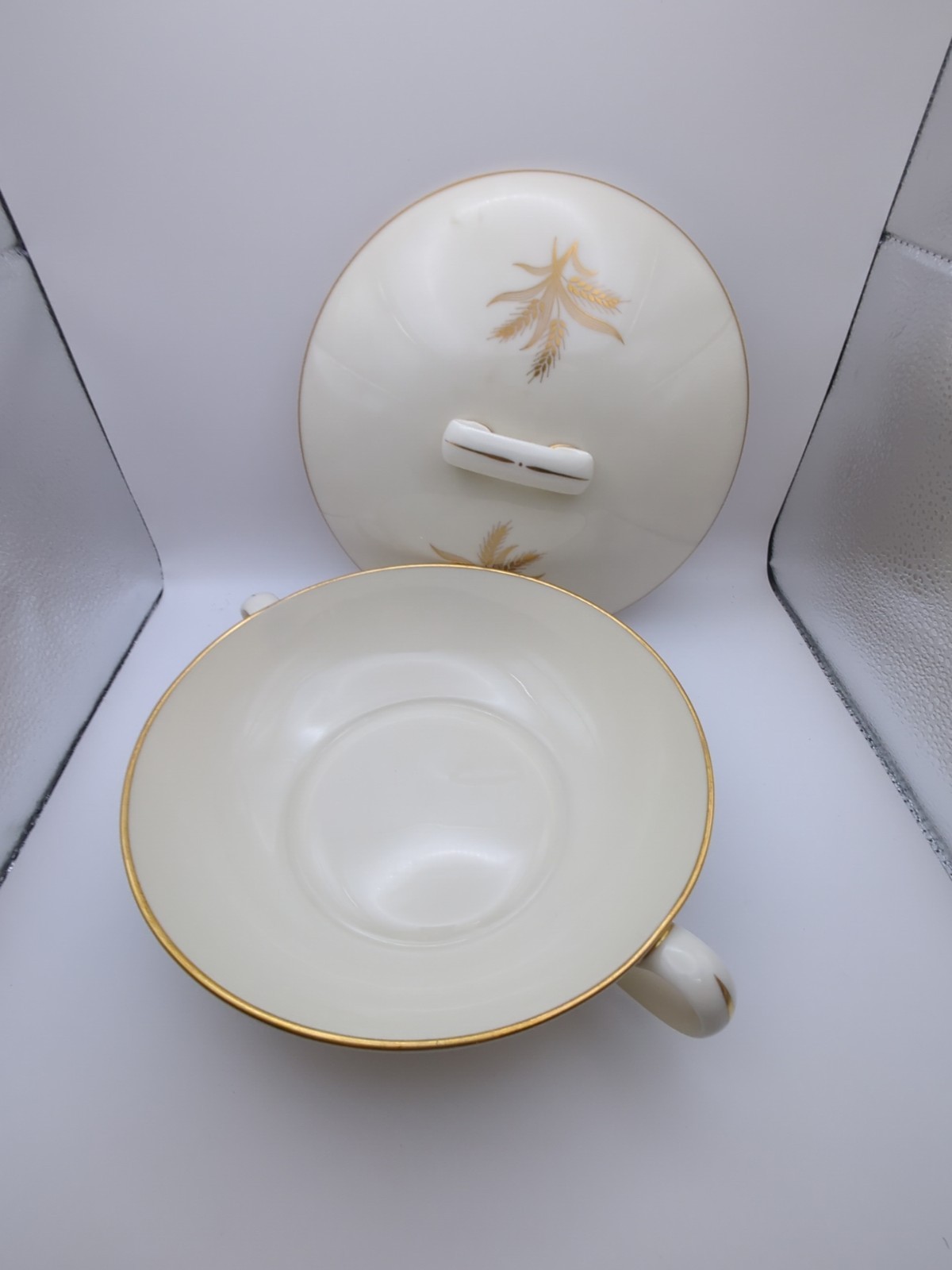 LENOX Wheat Pattern Round Covered Vegetable Serving Dish- R-442