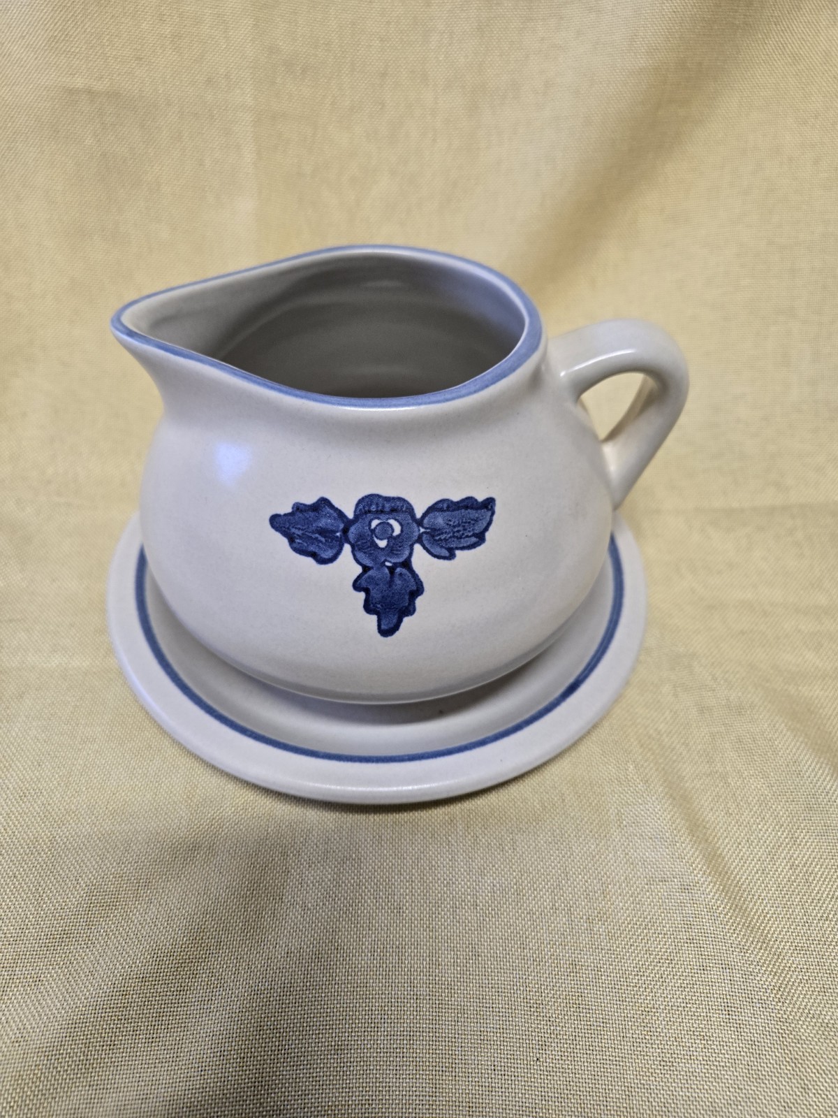 Pfaltzgraff Yorktowne Gravy Boat Pitcher Creamer Vintage Blue Pattern W/ Saucer
