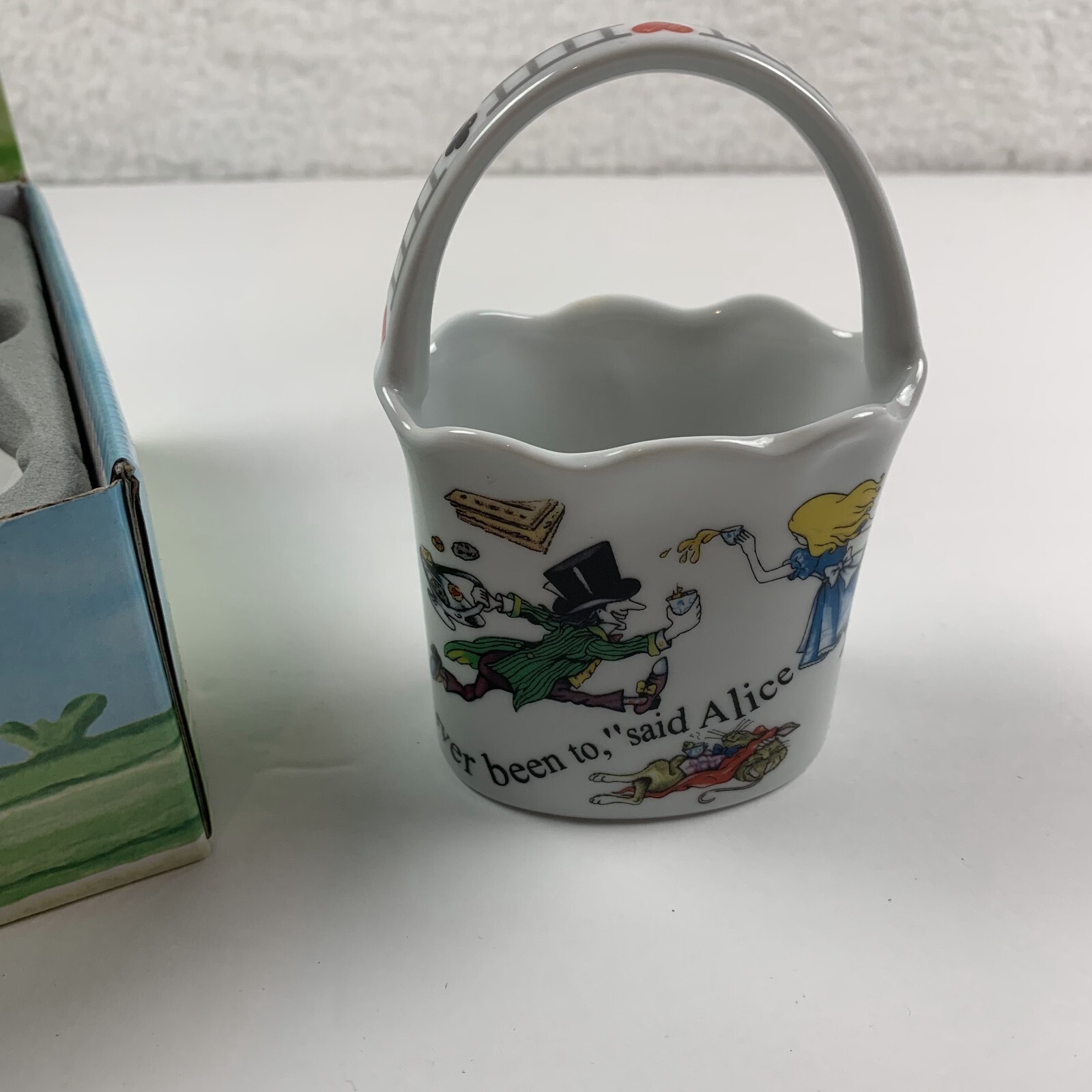 Cardew Design Alice in Wonderland Ceramic Basket and Set of 4 Spoons White 6198