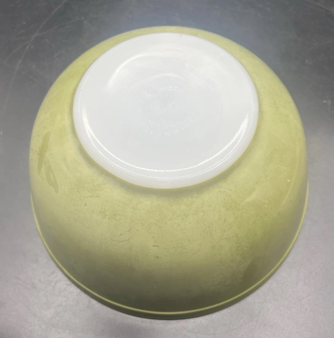 Pyrex Avocado Green Mixing Bowl 403 Vintage 8.5” 2.5 Qt