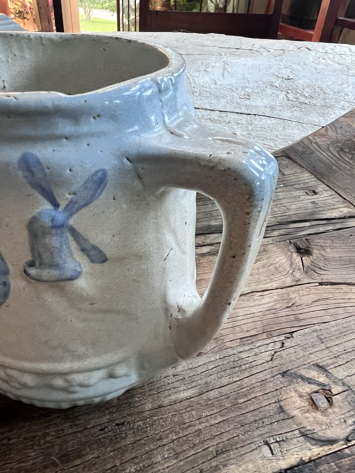 ANTIQUE 1900s BLUE & WHITE SALT GLAZE KISSING DUTCH KIDS STONEWARE PITHCER 7″