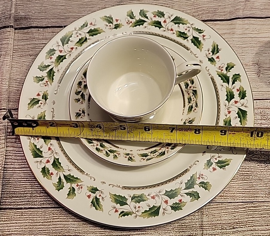 ROYAL LIMITED HOLIDAY HOME FOR THE HOLIDAY 12 PIECE DINNER SET