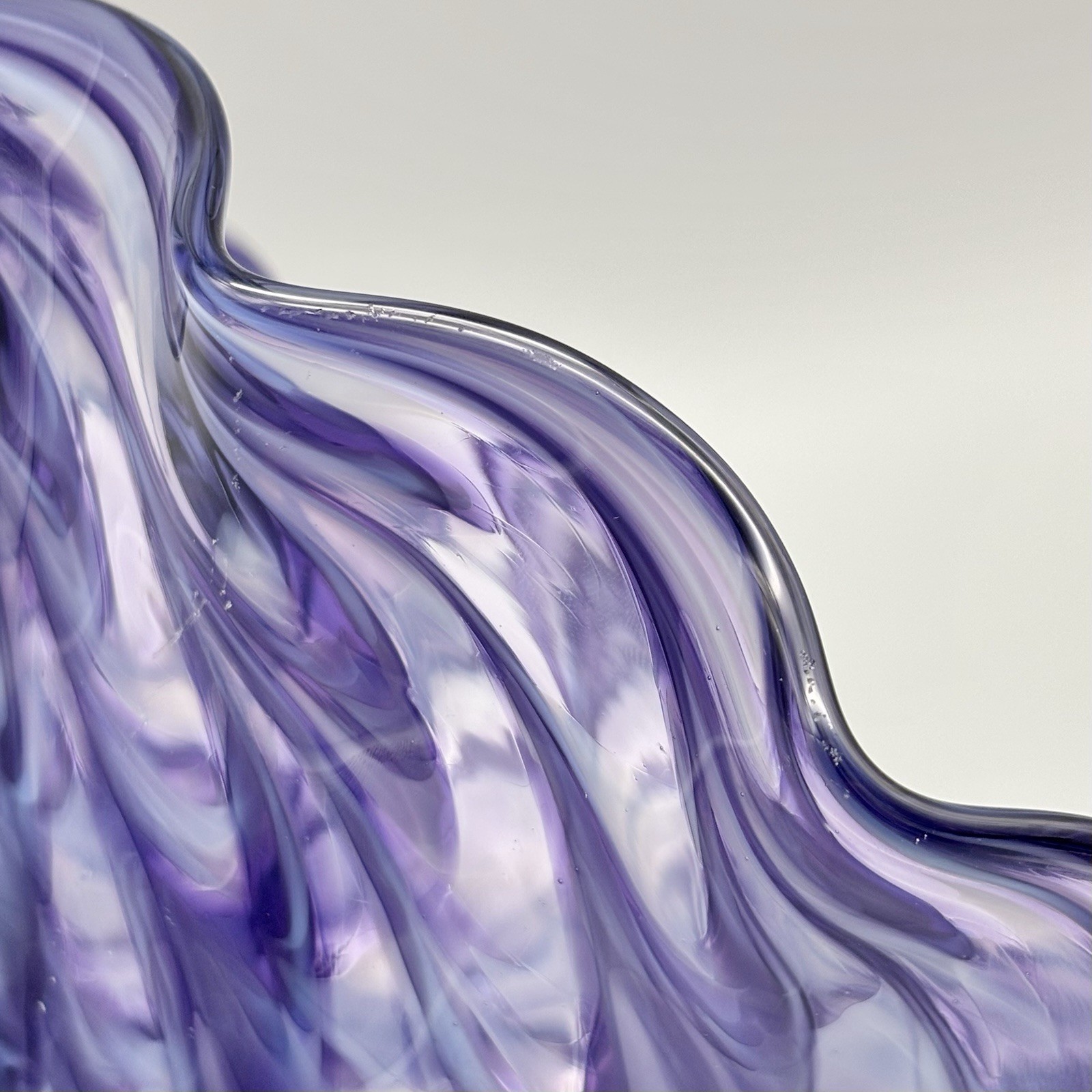 Signed Art Glass Violet Purple & White Pulled Feather Marbled Swirl 8″ Bowl 80s