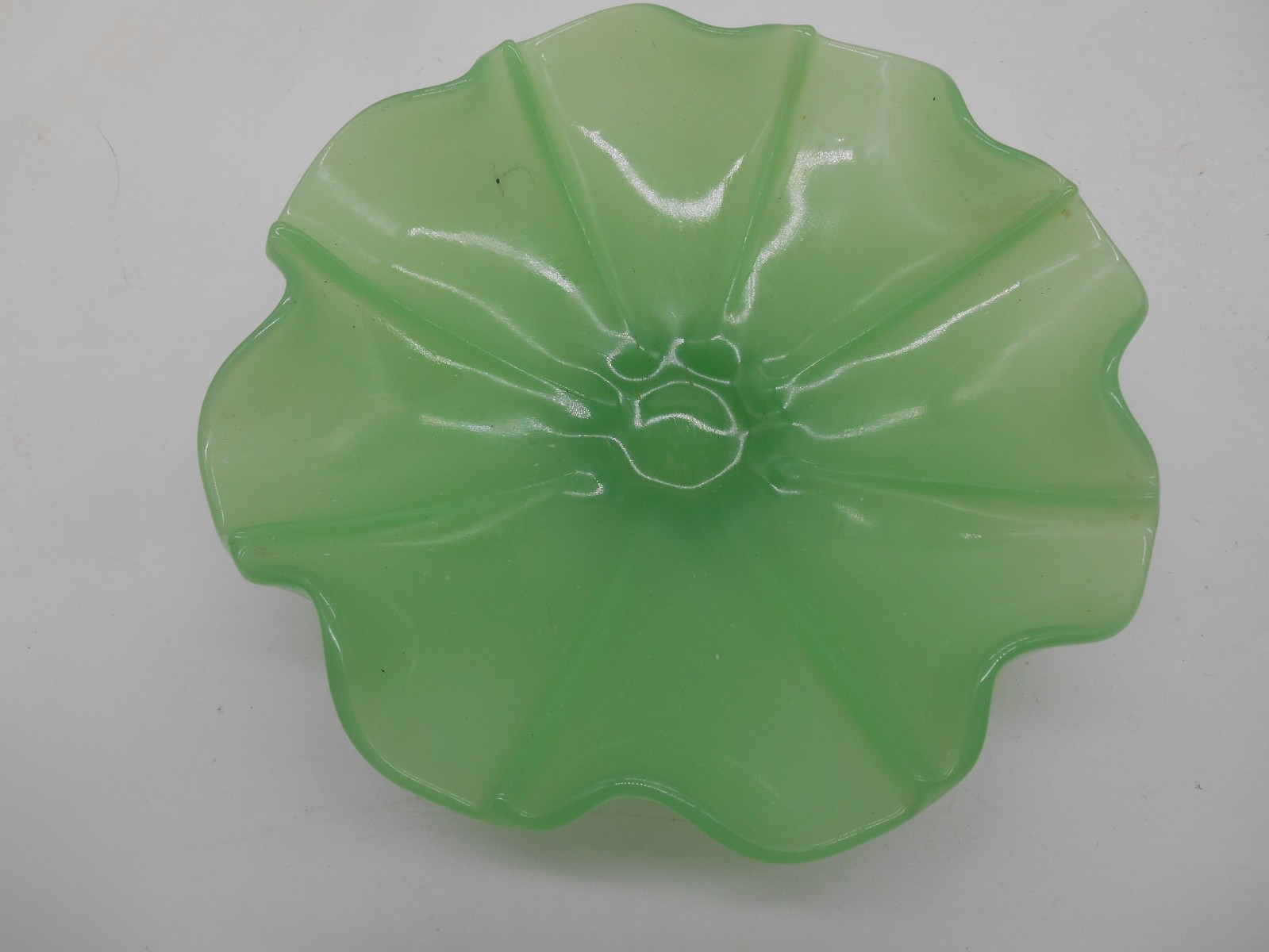 Vintage JADEITE GREEN Scalloped Edged Footed Pedestal Bowl 8 1/8″