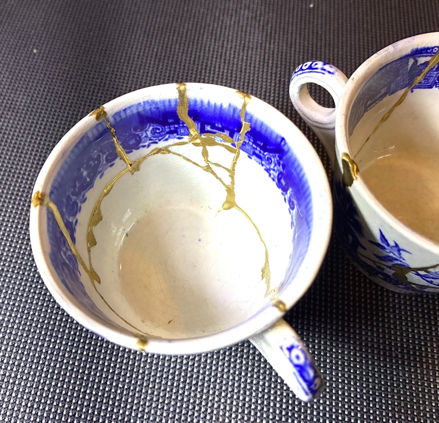 KINTSUGI WABI JAPANESE BLUE WILLOW ANTIQUE PORCELAIN 1910 SET OF 2 CUP HAND MADE