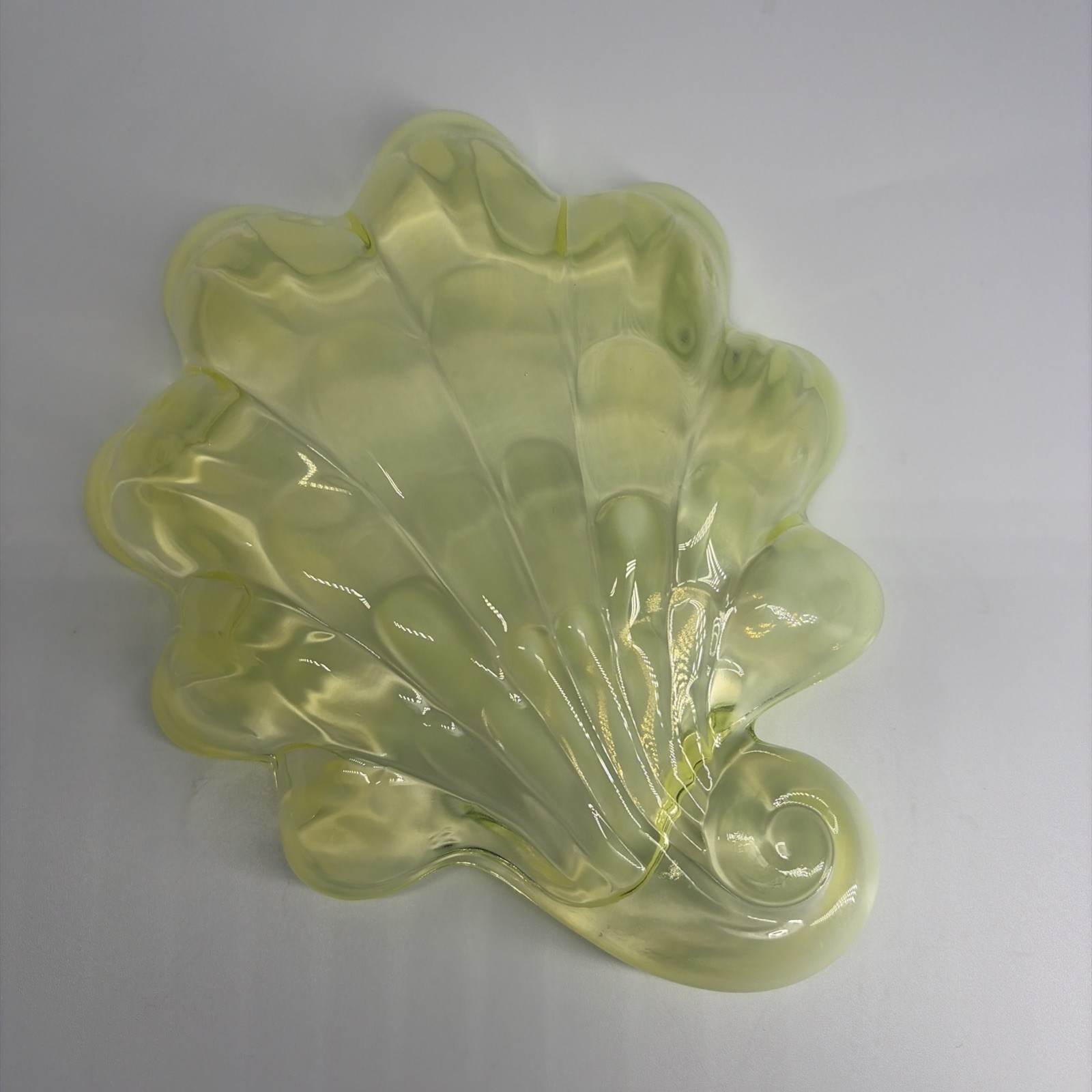 Duncan Miller Clam Sea Shell Trinket Dish 6.5″ Vaseline Uranium Opalescent Glow