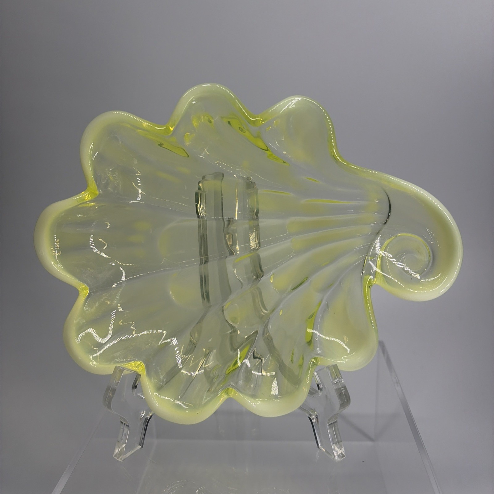 Duncan Miller Clam Sea Shell Trinket Dish 6.5″ Vaseline Uranium Opalescent Glow