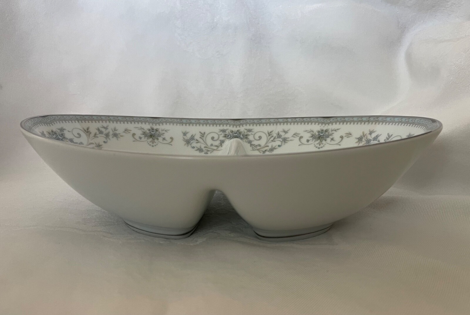 Noritake COLBURN – 10″ Oval Divided Vegetable Bowl – Blue roses design