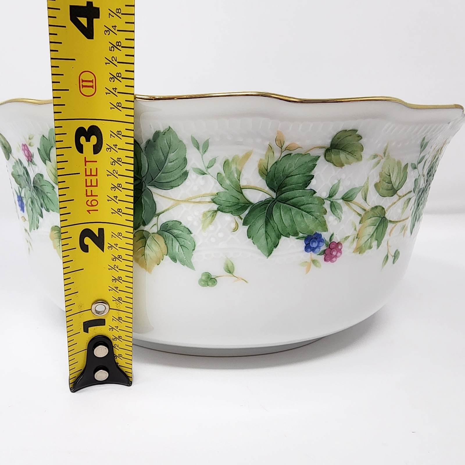 Andrea by Sadek Vineyard 7″ Round Vegetable Bowl Berries Japan Vintage