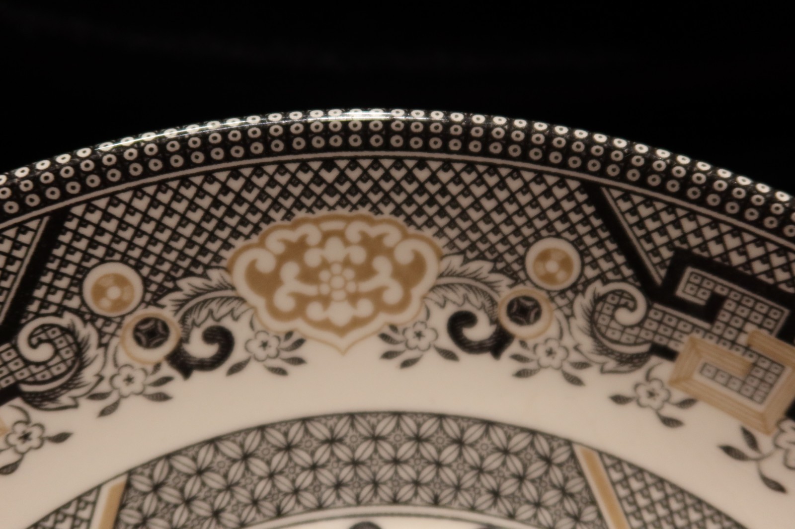 ROYAL STAFFORD WILLOW BLACK & GOLD WILLOW SCENE 4 PASTA SOUP BOWLS 8 3/4″ WIDE