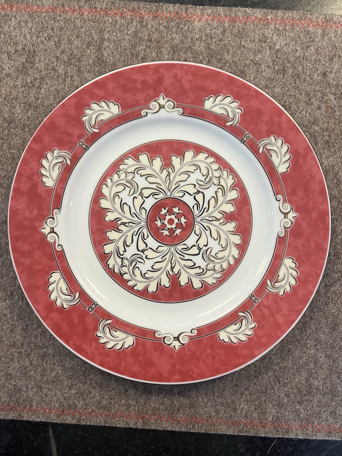 Set of 9 Christofle OCEANA ROUGE Aida Porcelain China Accent Plates 8 3/4”