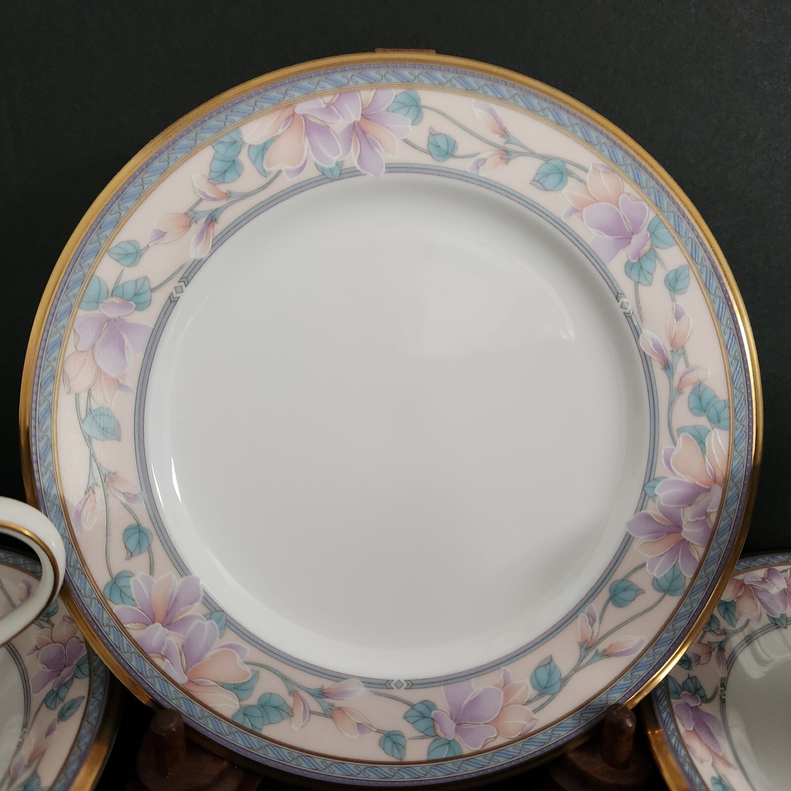 Embassy Suite By Noritake 2-cups And Saucers, 1- Bread And Butter Plate, 5 Pcs