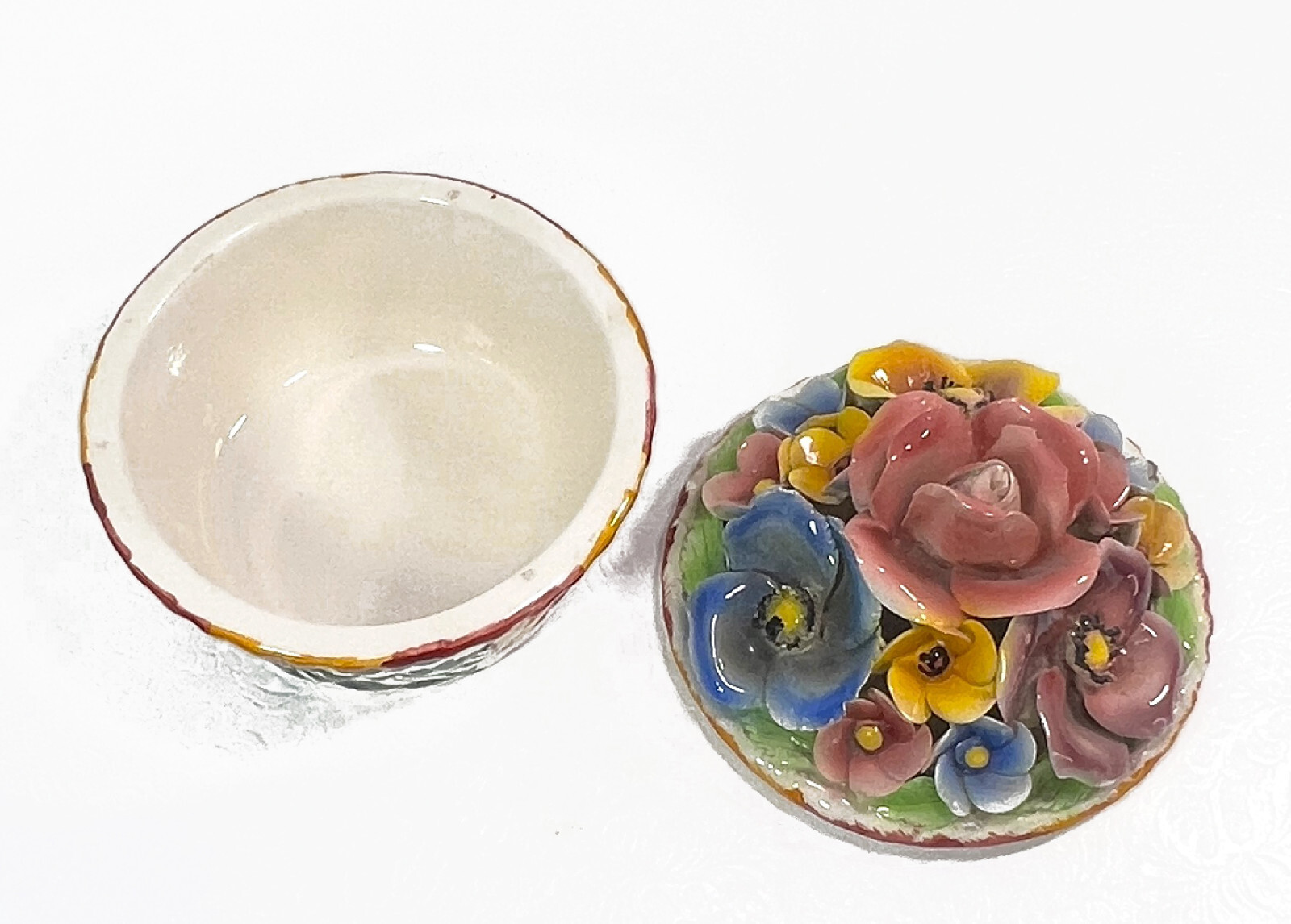 XM1018-Lidded Flower Bowl with Sculpted Lid Hand-painted Porcelain.