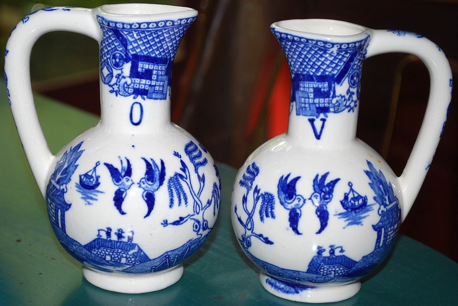 Vtg Set 2 BLUE WILLOW Oil & Vinegar Cruets OLD STYLE Japan w Label 5″ ASIAN Exc