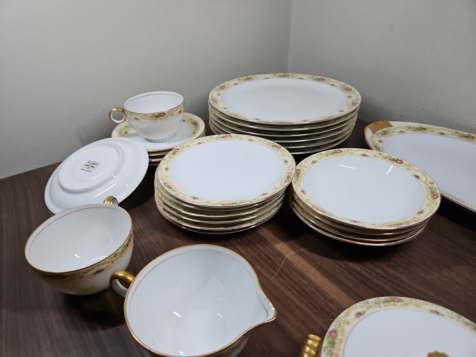 MEITO CHINA THE WINDSOR SHAPE JAPAN 22K GOLD (32 Piece Set)