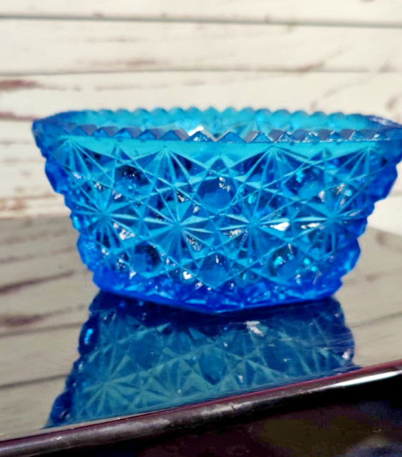 Vintage L.E. Smith Blue Art Glass Hexagon Daisy and Button Bow Sawtooth Rim