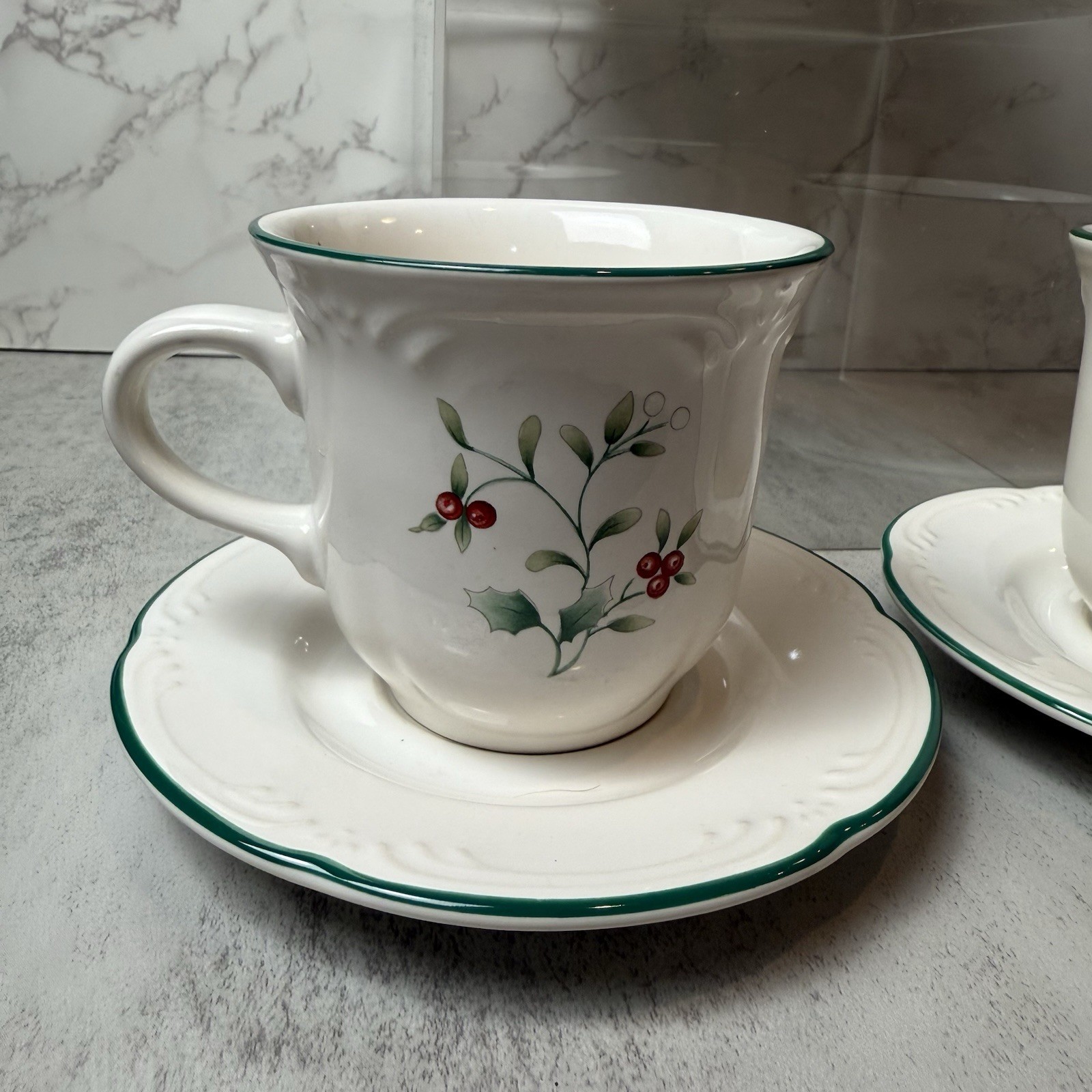 Pfaltzgraff Winterberry Christmas Holiday Mug Saucer Set Of 8 EUC Elegant Dining