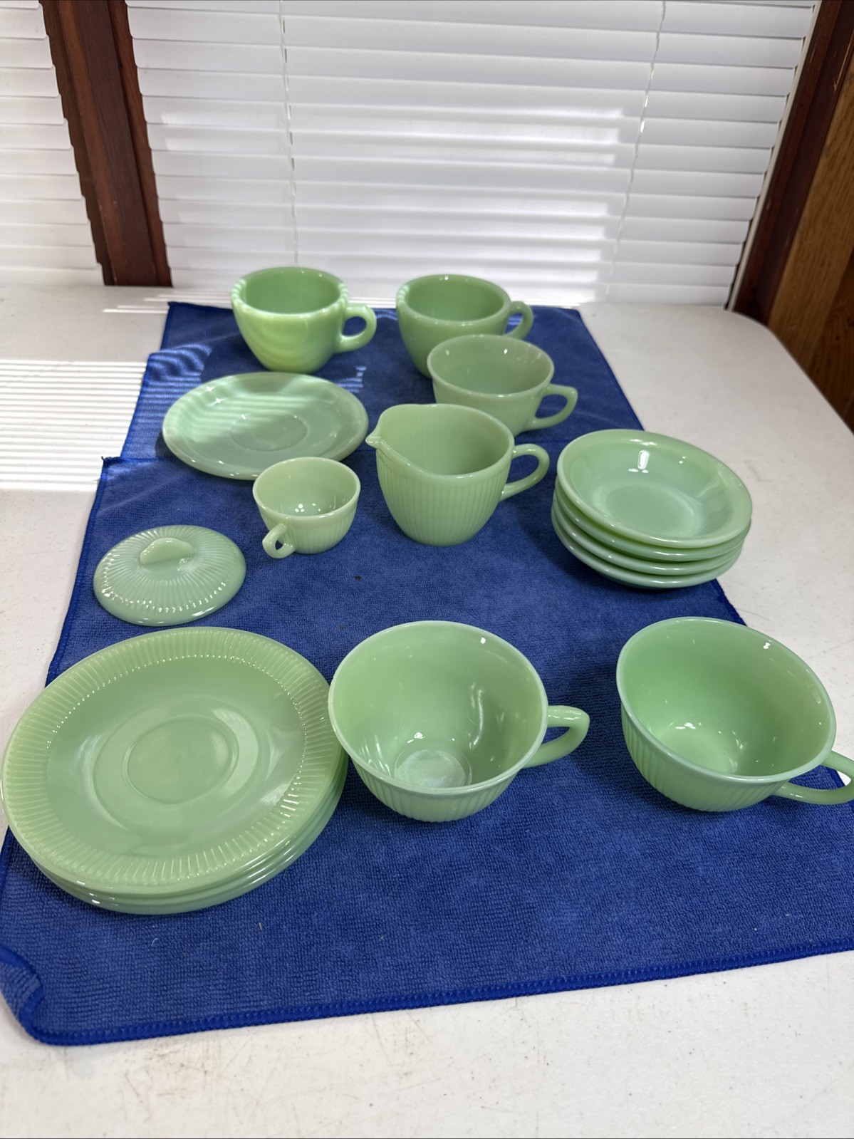 Mixed Lot Of 17 Vintage Fire King Jadeite Ware Pieces