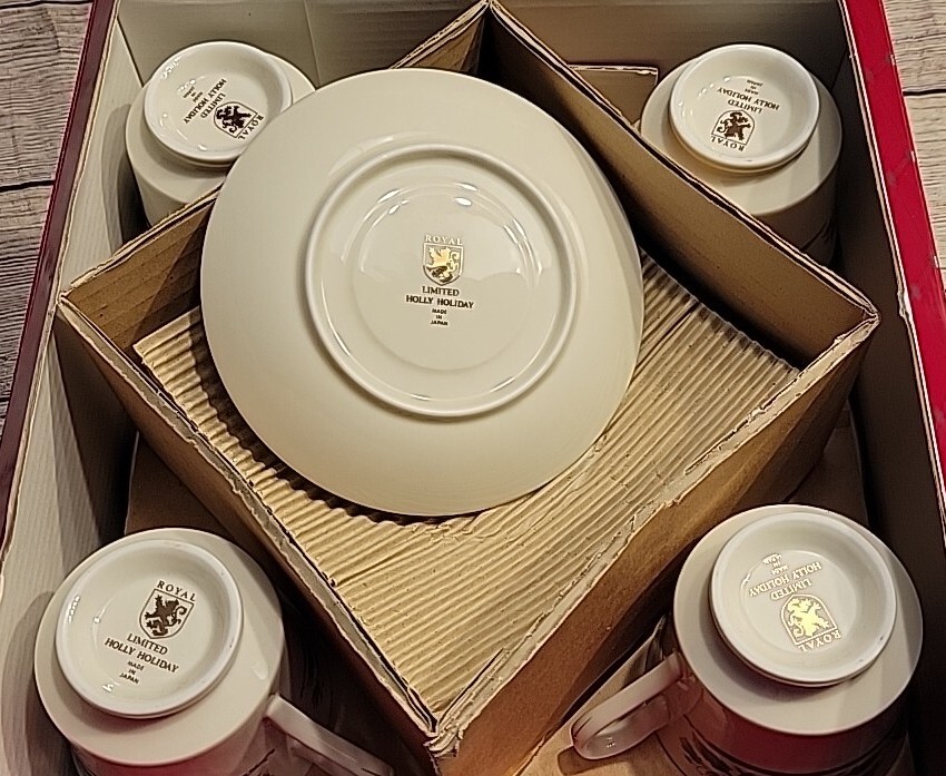 ROYAL LIMITED HOLIDAY HOME FOR THE HOLIDAY 12 PIECE DINNER SET