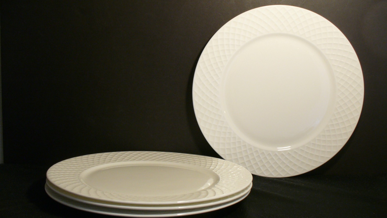 Mikasa Trellis 11″ White Dinner Plates – 4