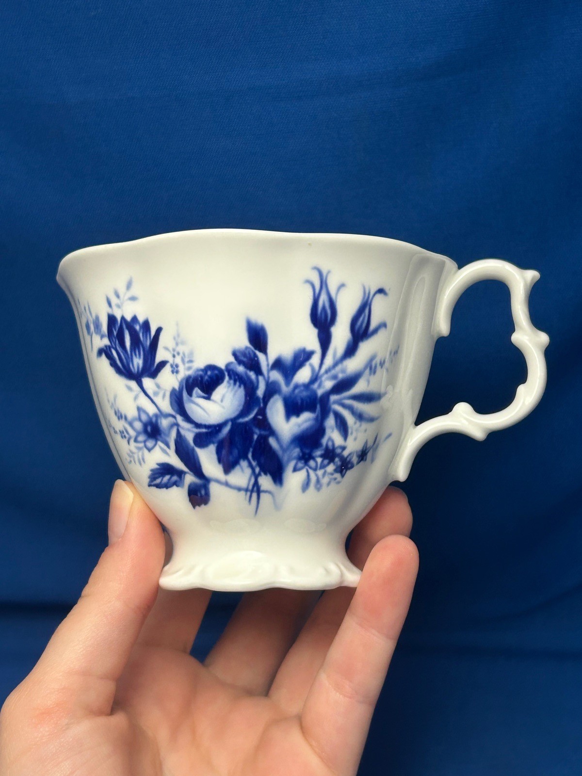 ROYAL ALBERT, CONNOISSEUR- SET OF 4 CUPS & SAUCERS ENGLISH BONE CHINA BLUE WHITE