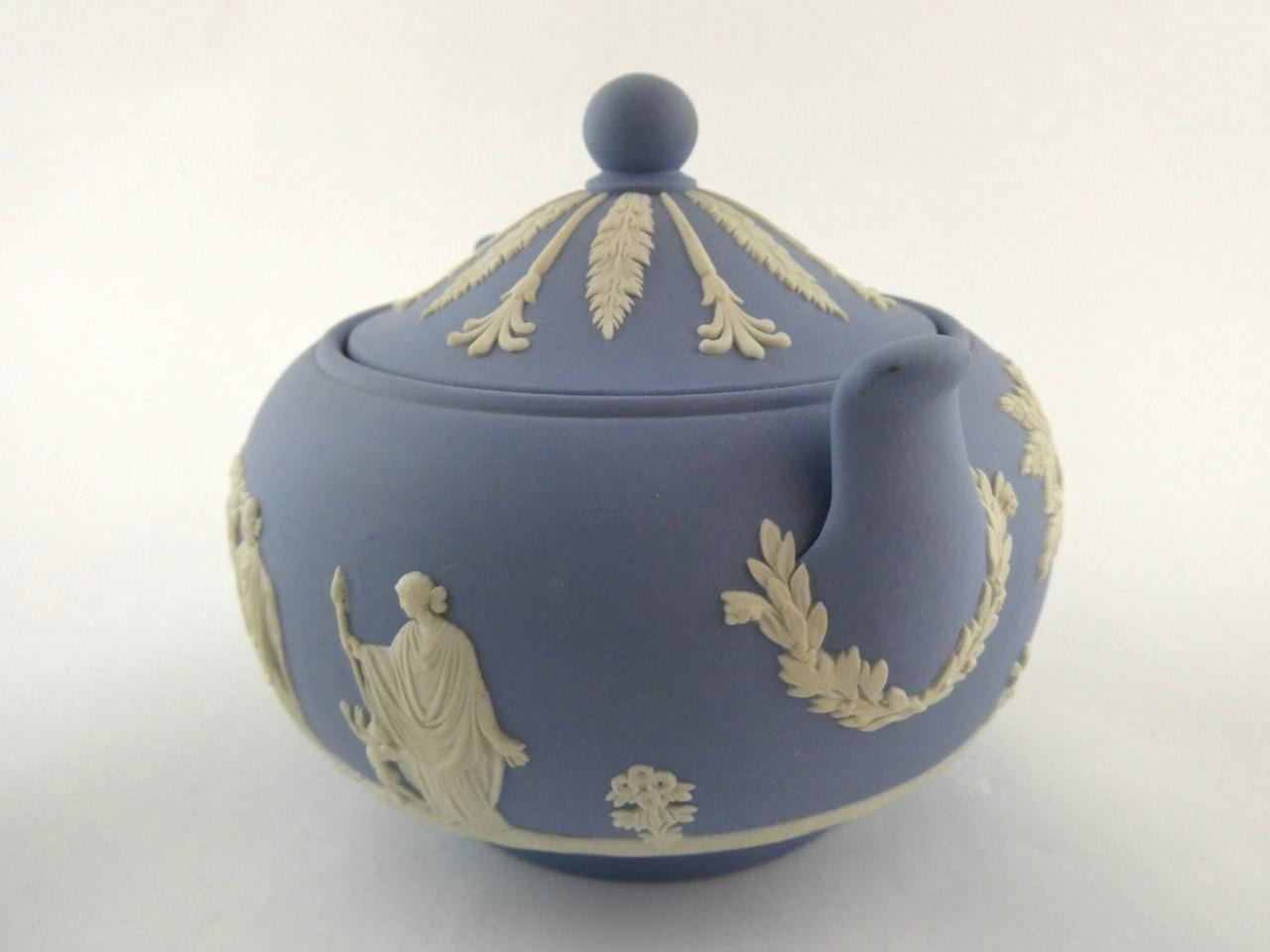 Wedgwood Cream on Lavender Lidded Sugar Bowl with No Inner Glaze GOOD CONDITION