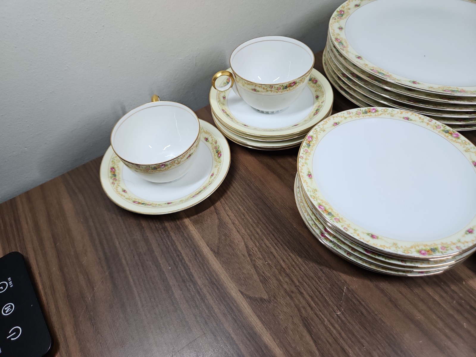 MEITO CHINA THE WINDSOR SHAPE JAPAN 22K GOLD (32 Piece Set)