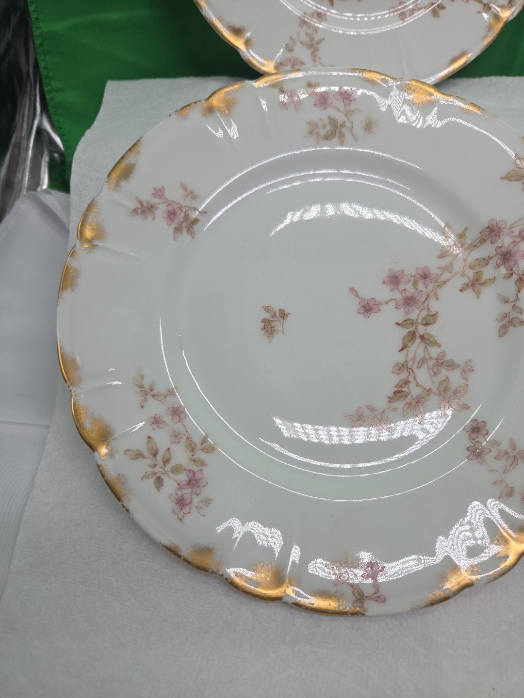 Haviland & Co. H & C LIMOGES France Four Dinner Plates 8 1/2″ Flowers Gold Trim