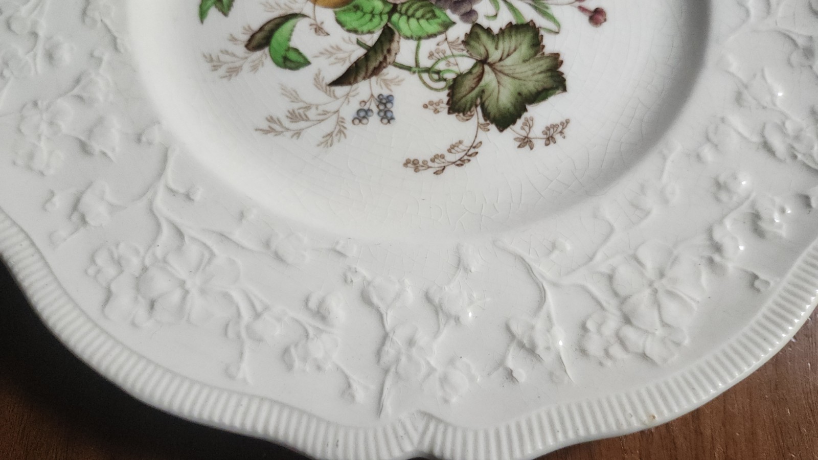 Johnson Brothers Pomona Dover Windsor Flower Fruit Dinner Plate Embossed Edge