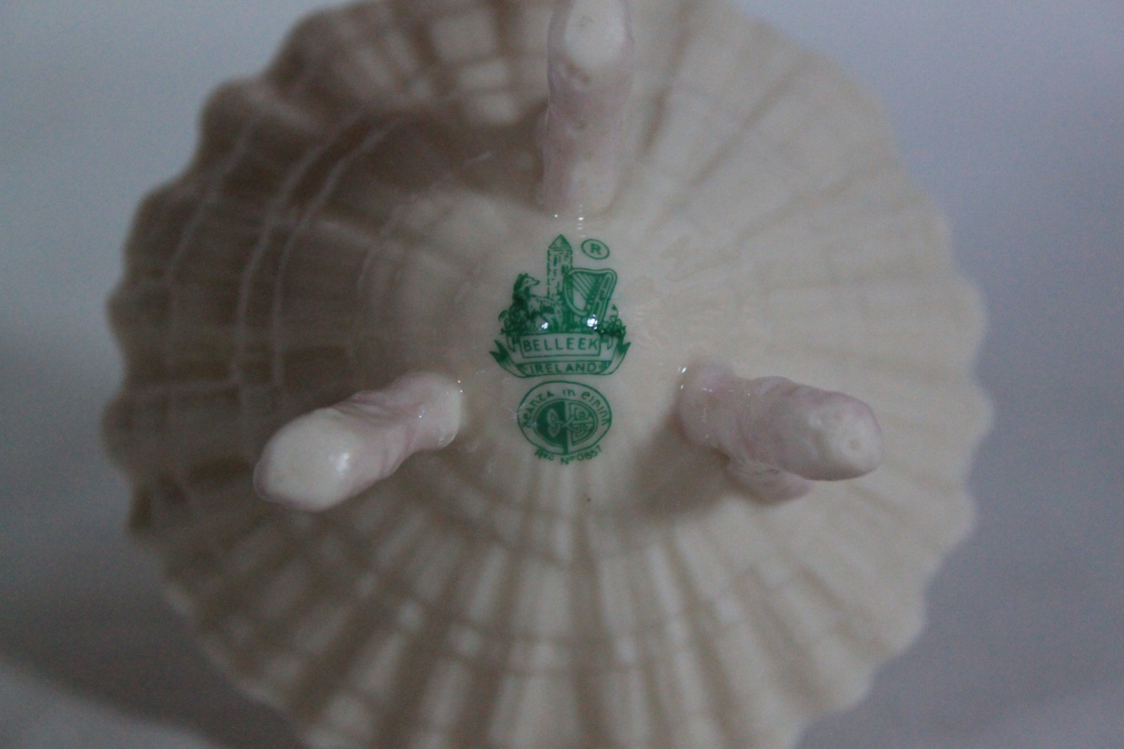 VTG 1965 BELLEEK NEPTUNE /LIMPET COLLECTION 3 PINK LEGS 0PEN SALT DIP 1.75″ TALL