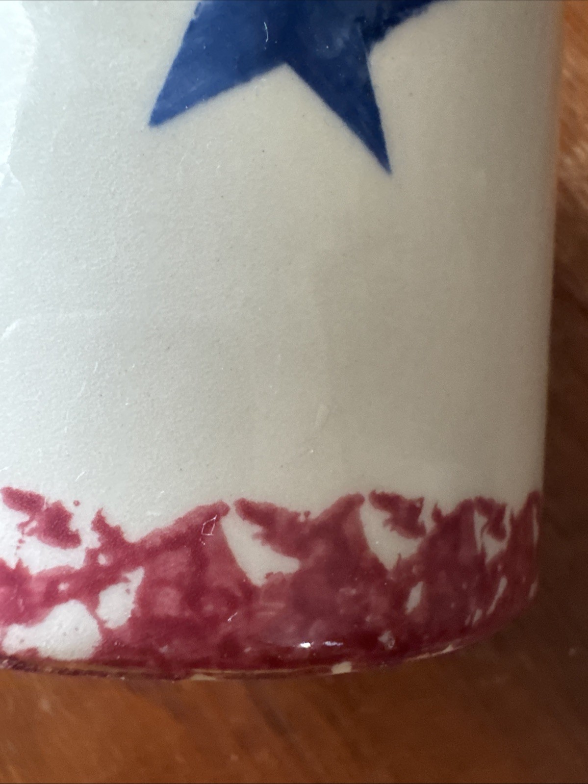 Gerald E. Henn Red Spongeware Crock Cream Blue Stars Roseville Ohio 4.25″ T