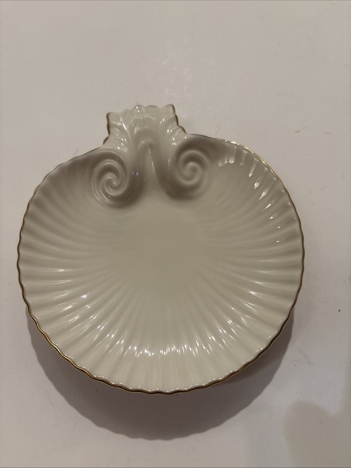 Lenox- Gold Trim AEGEAN Collection Medium Shell Dish 5 1/2 inches, Gold Trim