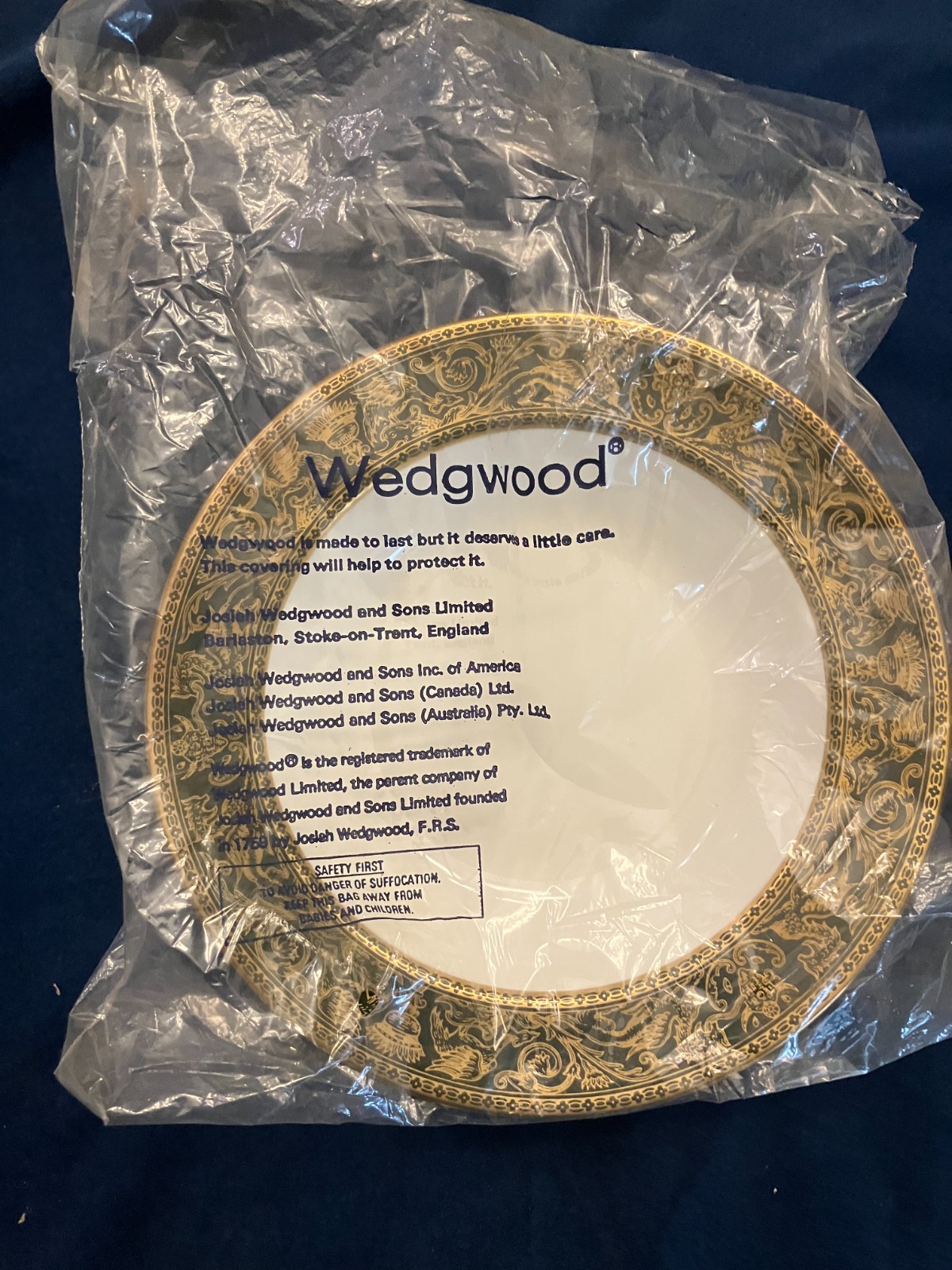 near mint Wedgwood bone china 8″ bowl Florentine pattern 4170, Arras dark green