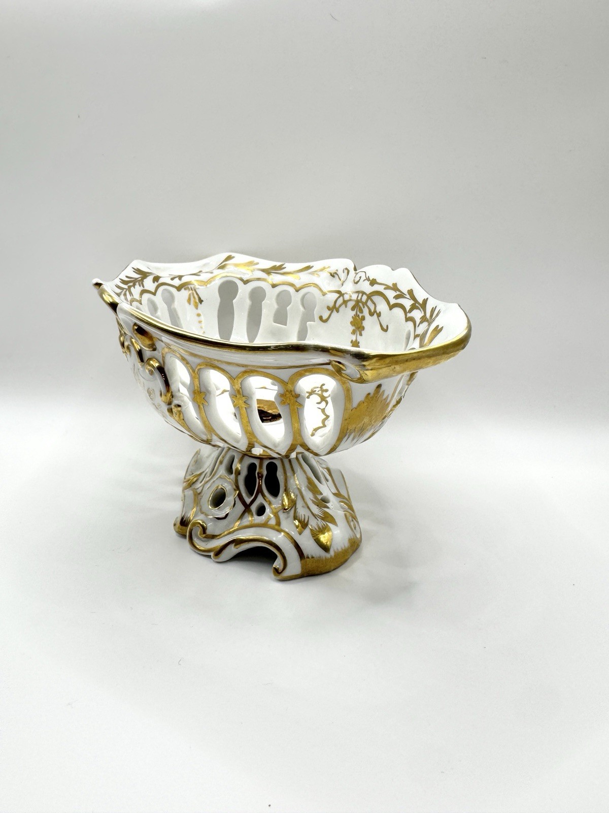 Andrea By Sadek Porcelain Pedestal Candy Dish Gold Gilt Floral Regency