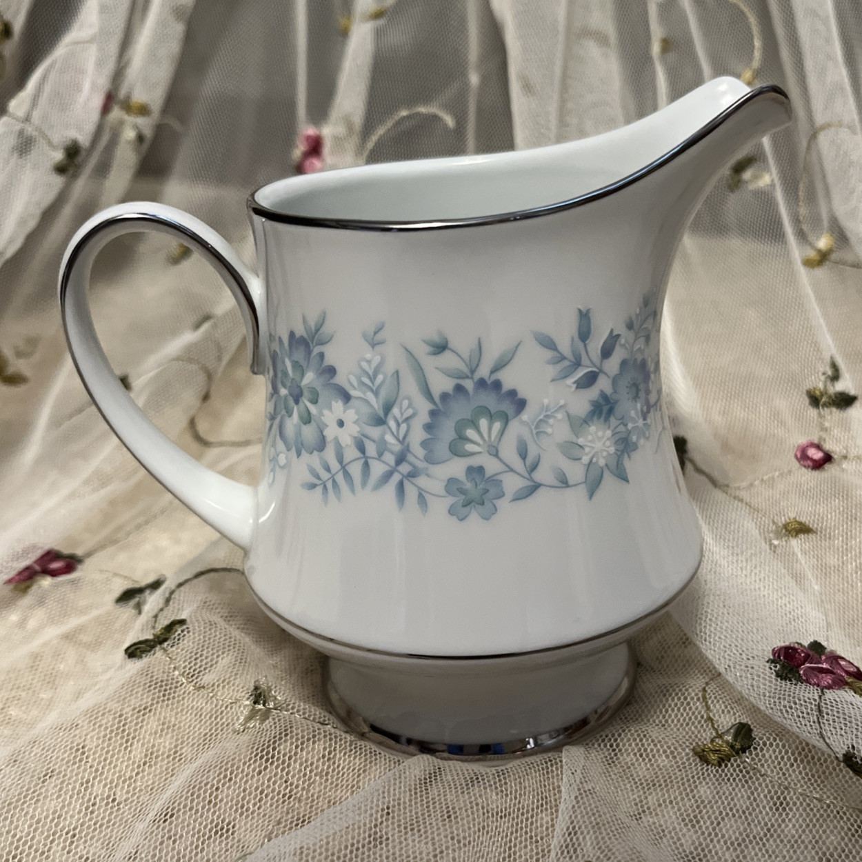 Noritake China Milford Pattern2227 White Blue Cream Milk Pitcher 4″ Platinum Rim