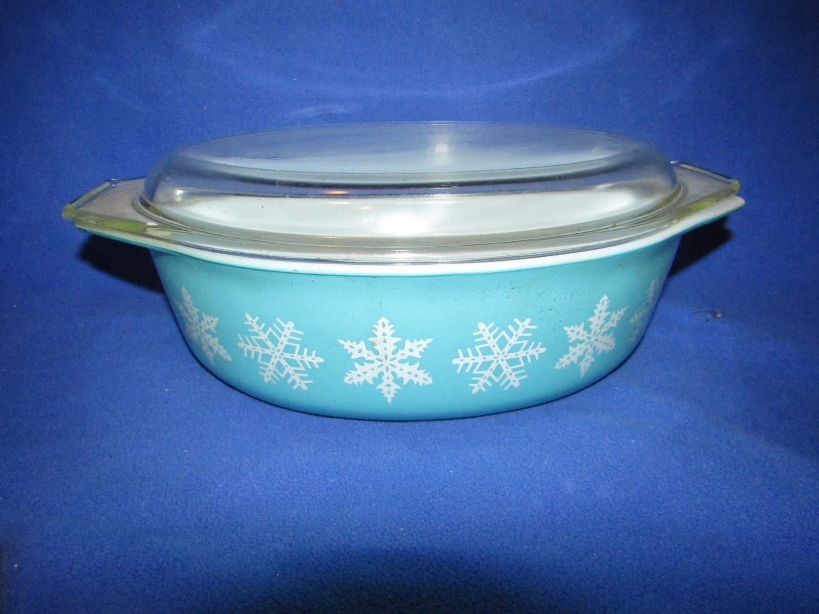 Set of 2 Vintage Pyrex Turquoise & White Snowflake Casserole Dish w Lid Covered