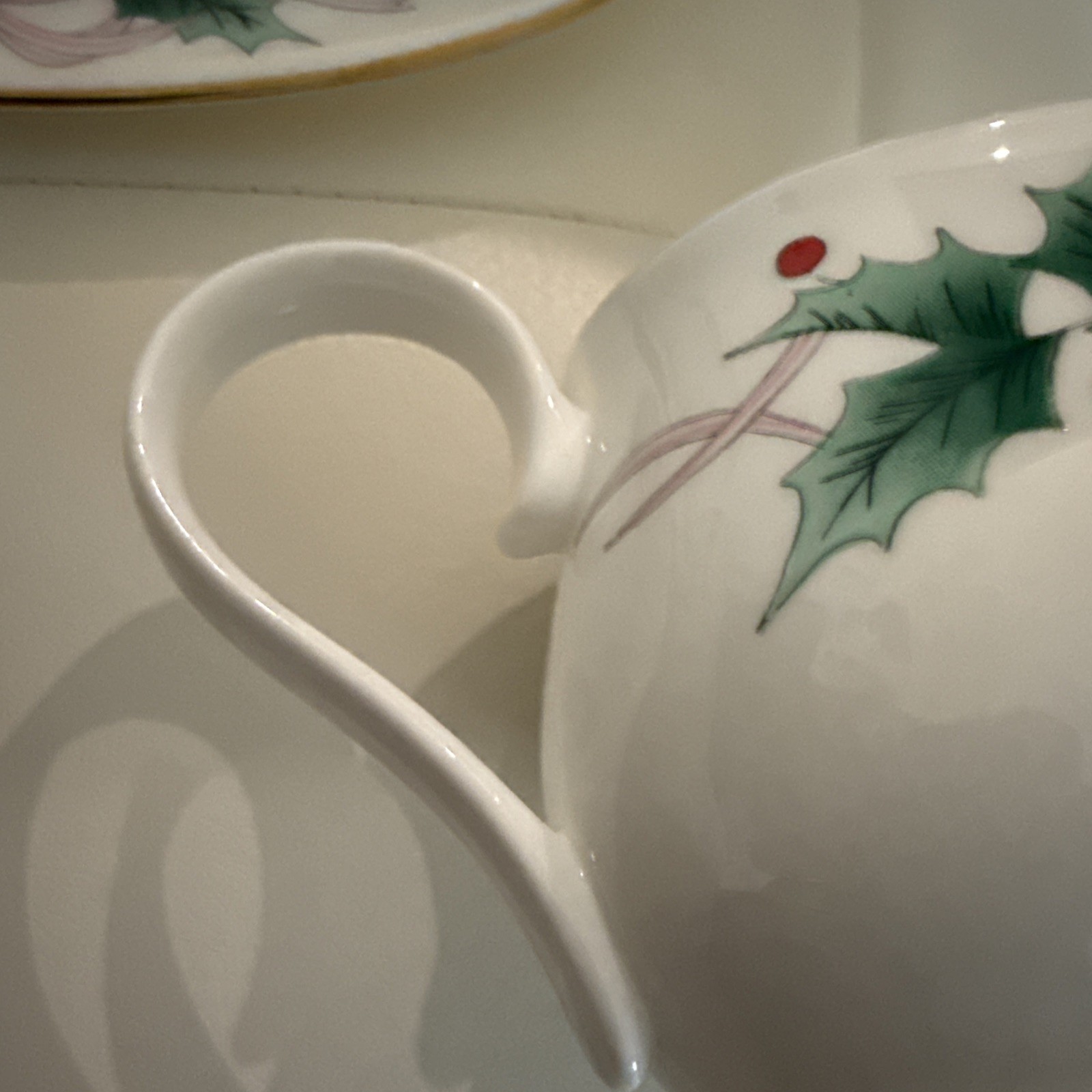 MIKASA BONE CHINA CHRISTMAS RIBBON HOLLY PAT GRAVY BOAT & UNDERPLATE FREE SHIP