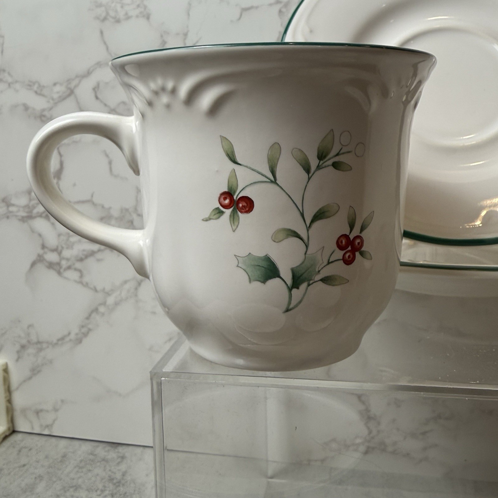Pfaltzgraff Winterberry Christmas Holiday Mug Saucer Set Of 8 EUC Elegant Dining